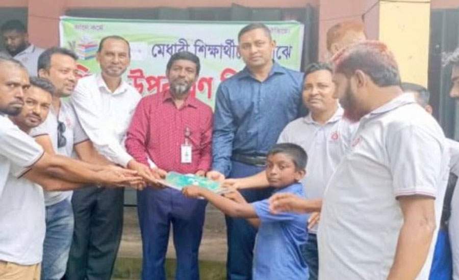 মুকসুদপুরে মেধাবী শিক্ষার্থীদের মাঝে শিক্ষা উপকরণ বিতরণ