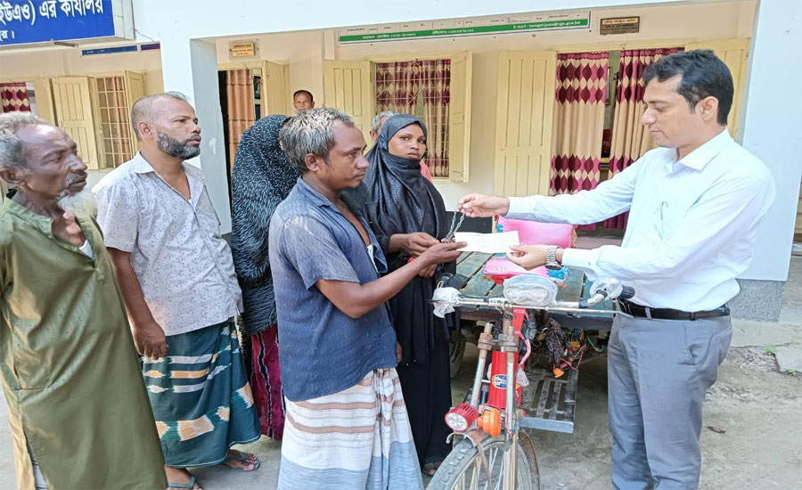 তারাগঞ্জে খুন হওয়া ইরফান বাবুর পিতাকে অটো ভ্যান প্রদান তারাগঞ্জ উপজেলা প্রশাসনের 