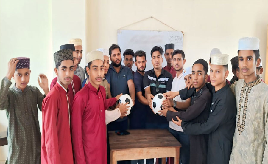 জাফর আউলিয়া মাদ্রাসায় ছাত্রদলের উদ্যোগে শিক্ষার্থীদের মাঝে খেলার সামগ্রী বিতরণ