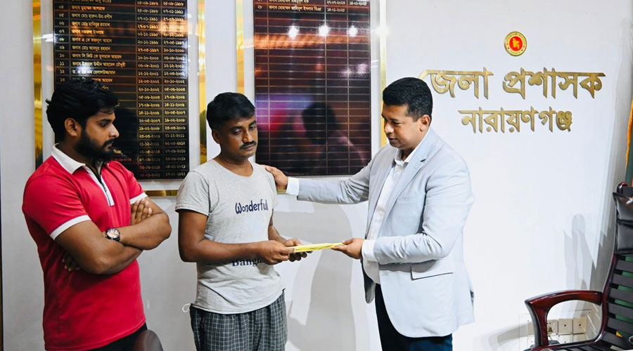 সিদ্ধিরগঞ্জে অগ্নিকাণ্ড: নিহত আহত পরিবারের পাশে- ডিসি জাহিদুল ইসলাম