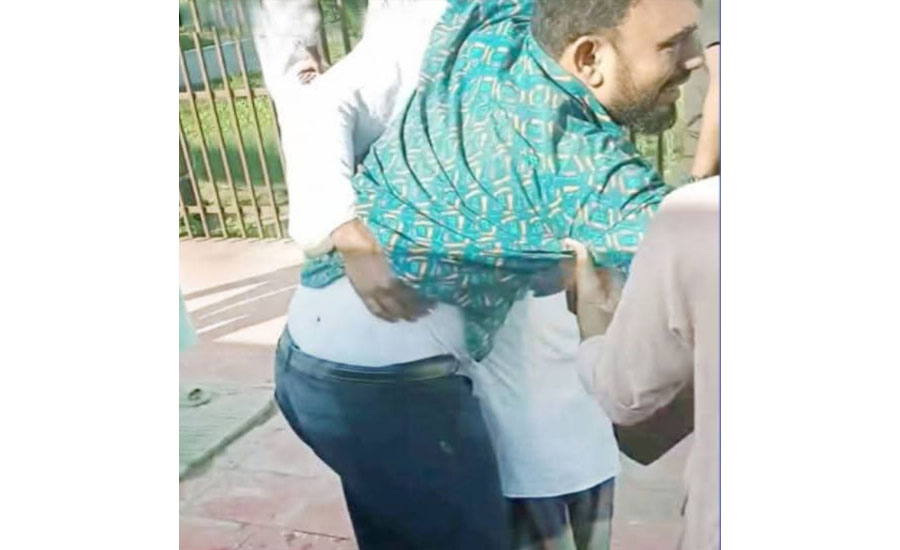 ট্টেনের দরজায় বসে পা থেঁতলে গেল যাত্রীর