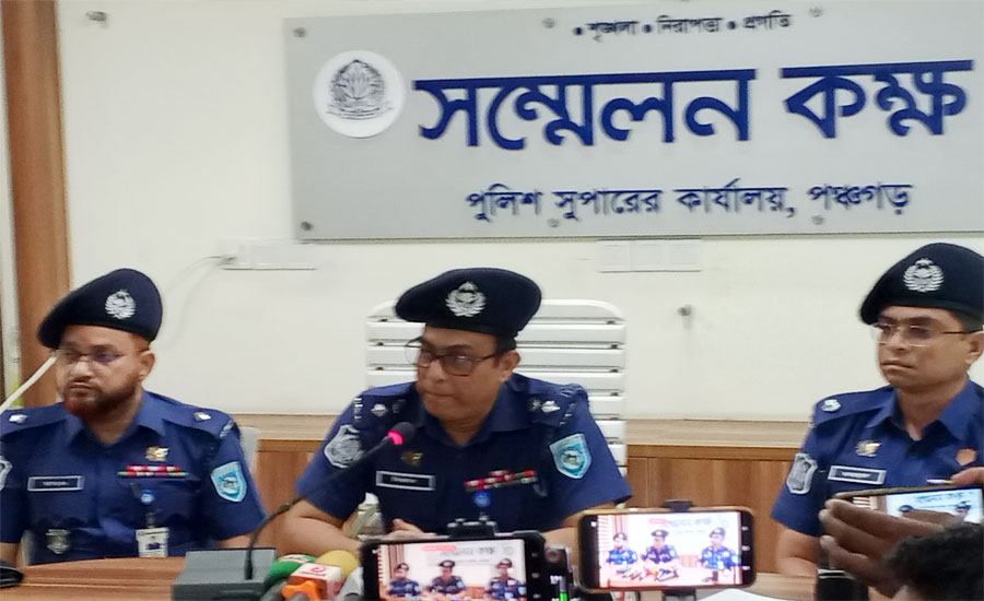 পঞ্চগড়ে  নাইট গার্ড হত্যাকান্ডের প্রধান আসামি গ্রেফতার পুলিশ সুপারের সংবাদ সম্মেলন 