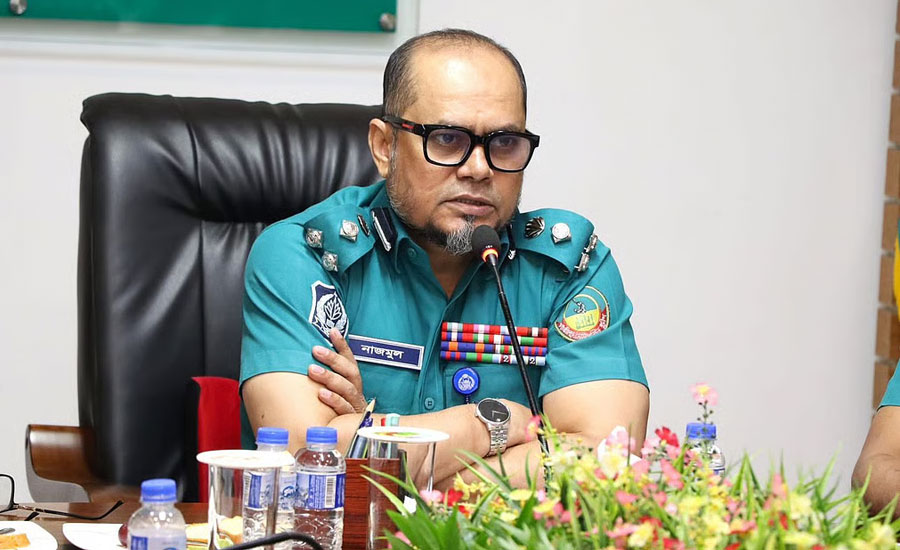 রাস্তা বন্ধ করে যাতায়াত: সরিয়ে দেওয়া হলো গাজীপুরের পুলিশ কমিশনারকে