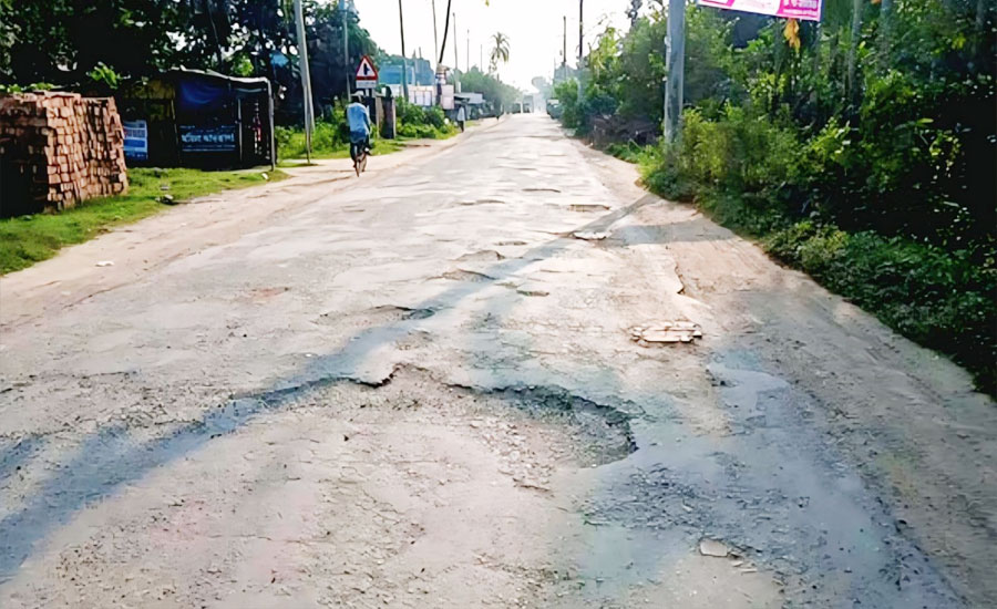 সাতক্ষীরা-শ্যামনগর সড়কের করুণ অবস্থা, চরম ভোগান্তিতে লাখো লাখো মানুষ