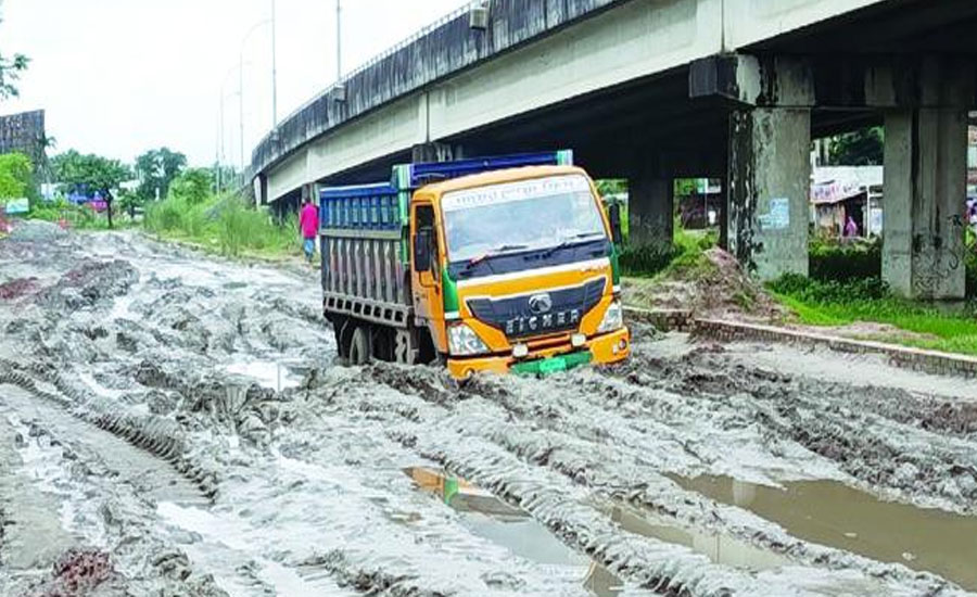 নগরীর শিপইয়ার্ড সড়কে ধানের চারা রোপণের উপযোগী, নিরাপদ সড়ক চাই এর প্রতিবাদ আজ