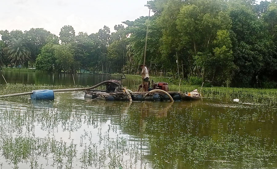 দিনে নয়, রাতের আঁধারে ড্রেজারে তোলা হচ্ছে বালু 