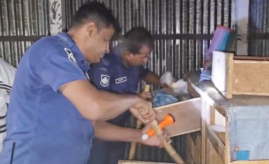 শ্রীপুরে পুলিশের কাছ থেকে ছিনিয়ে নেয়া সেই সুমন বাহিনীর তিনজন গ্রেপ্তার, টর্চারসেলে অস্ত্র উদ্ধার