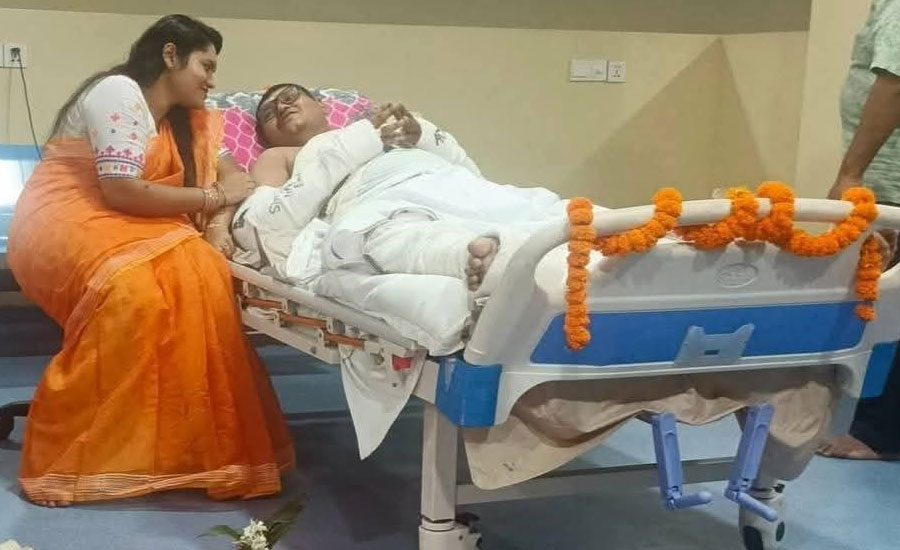 সড়ক দূর্ঘটনায় আহত বর,হাসপাতালেই হলো বিয়ে! 