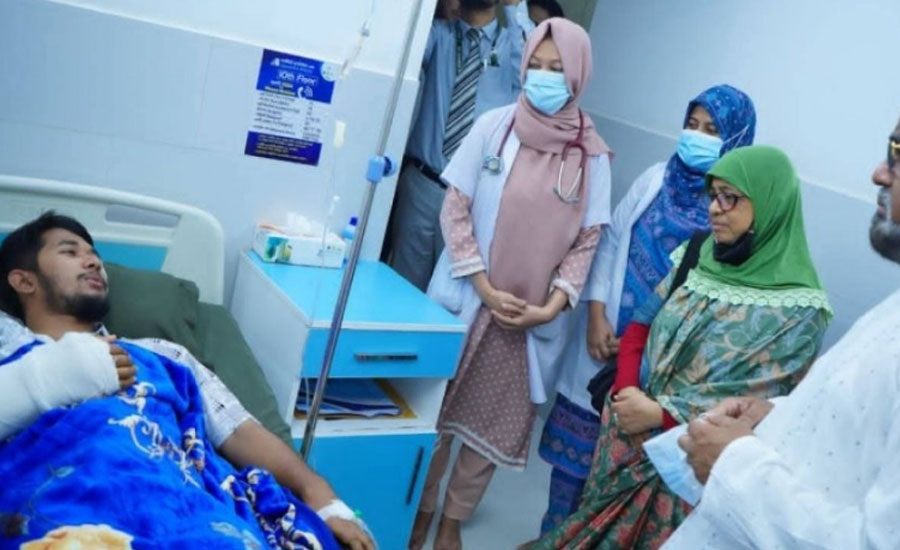 চট্টগ্রামে স্বাস্থ্য উপদেষ্টা, চবির আহত দুই শিক্ষার্থীকে দেখতে গেলেন হাসপাতালে