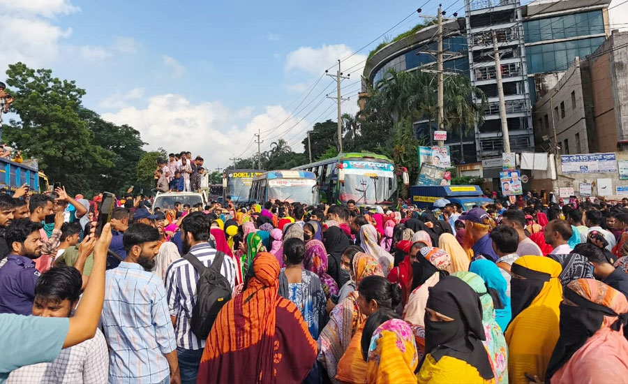 সোনারগাঁয়ে ‘ঈদে মিলাদুন্নবী’ ছুটির দাবিতে গার্মেন্টস শ্রমিকদের অবরোধ ও বিক্ষোভ