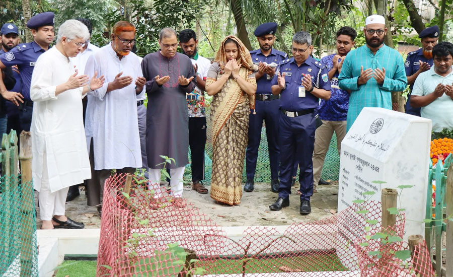 নাটোরে জুলাই শহীদদের স্মরণে স্মৃতিস্তম্ভ উদ্বোধন ও কবর জিয়ারত করলেন গৃহায়ন ও গণপূর্ত উপদেষ্টা