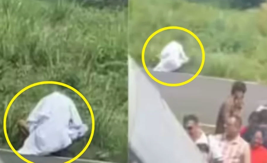 ভারতে বিমানে ওঠার আগে রানওয়েতে বসেই প্রস্রাব করলেন যাত্রী!