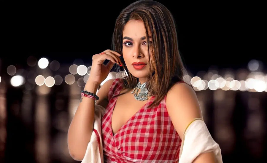 ইমনকে মারধর করে বের করে দেওয়ার খবর, যা জানালেন গায়িকা