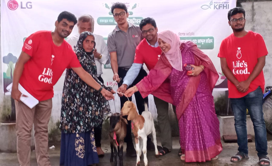 তেঁতুলিয়ায় এলজির সৌজন্যে ২৭ টি দারিদ্র পরিবারের মাঝে ৫৪ টি ছাগল বিতরণ 