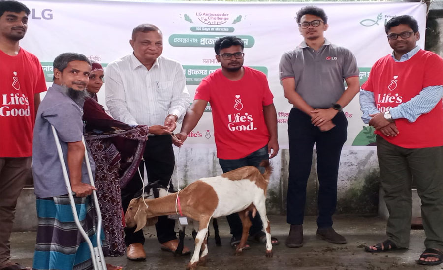 তেঁতুলিয়ায় এলজির সৌজন্যে ২৭ টি দারিদ্র পরিবারের মাঝে ৫৪ টি ছাগল বিতরণ 