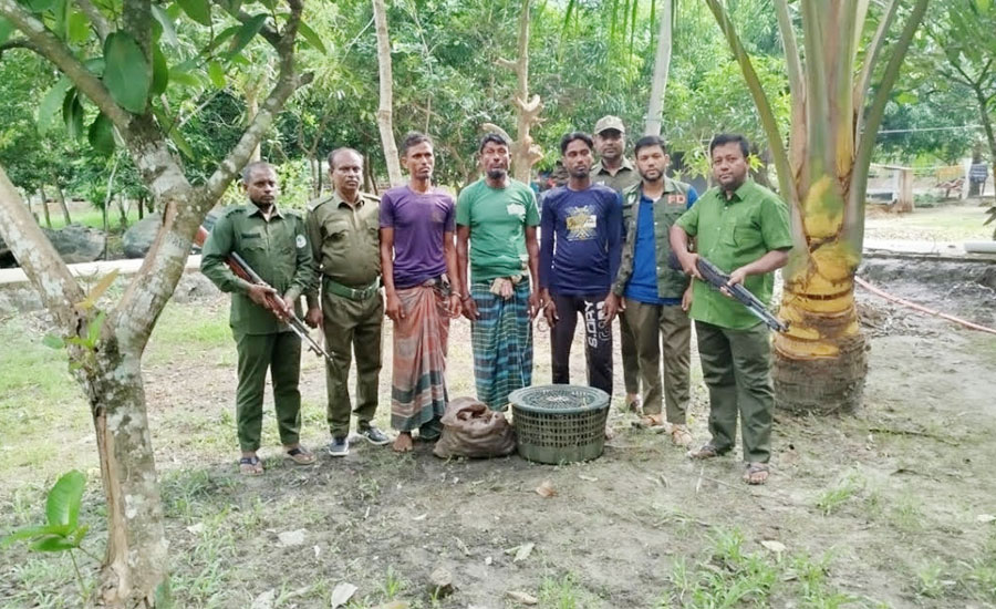অবৈধভাবে সুন্দরবনে প্রবেশের অভিযোগে ৩ জেলে আটক