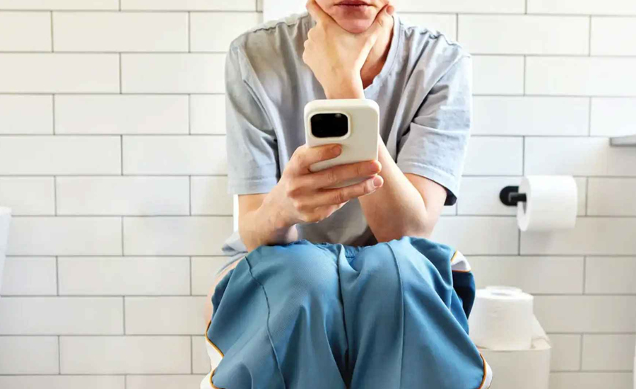 টয়লেটে স্মার্টফোন ব্যবহারে বাড়ছে পাইলসের ঝুঁকি!