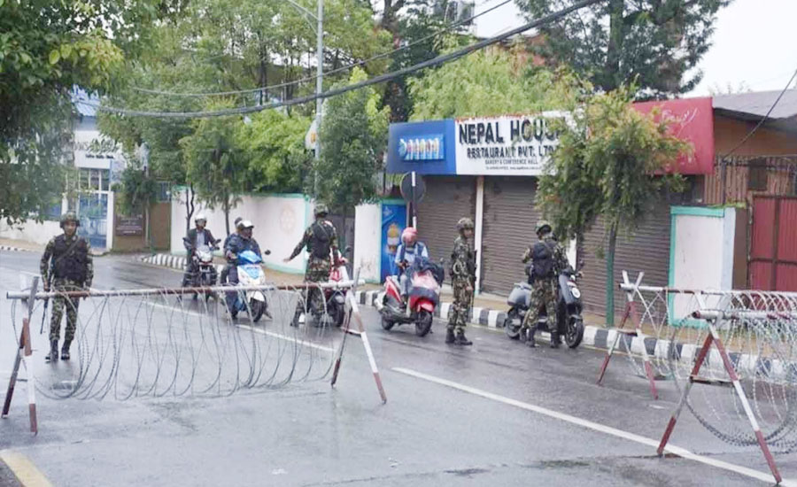 শান্তি ফেরানোর চেষ্টায় সেনাবাহিনী, অন্তর্বর্তী নেতৃত্ব নিয়ে টানাপোড়েন