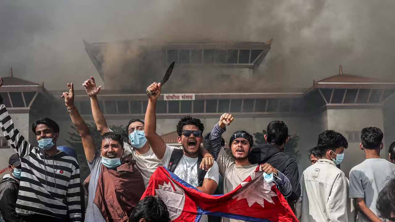 তিন দশকের লুটের বিচার, নতুন সংবিধান চায় নেপালের তরুণরা