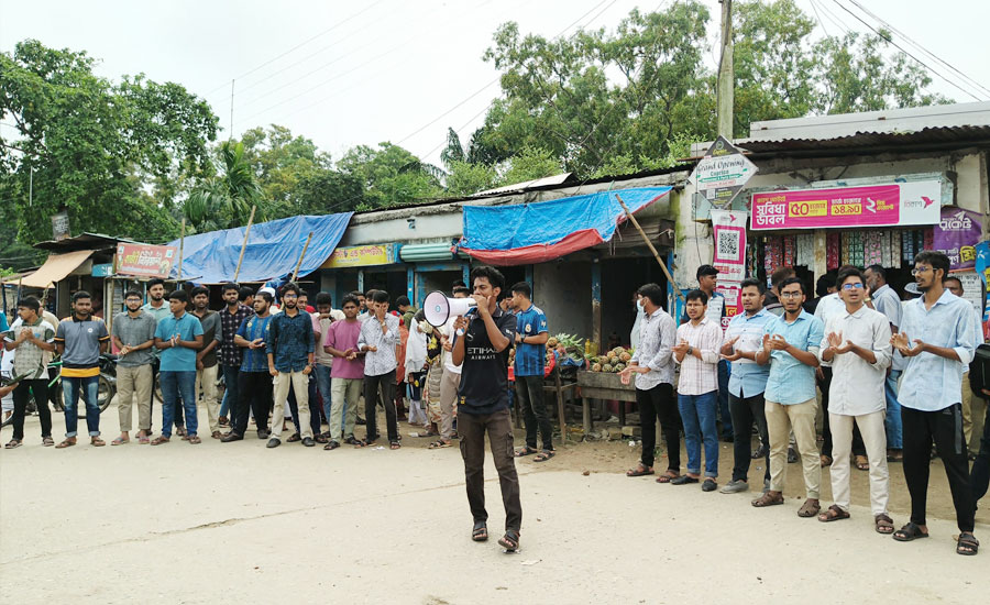 বহিরাগতদের হামলার বিচার ও দ্রুত একাডেমিক কার্যক্রম চালুর দাবিতে মানববন্ধনে বাকৃবি শিক্ষার্থীরা