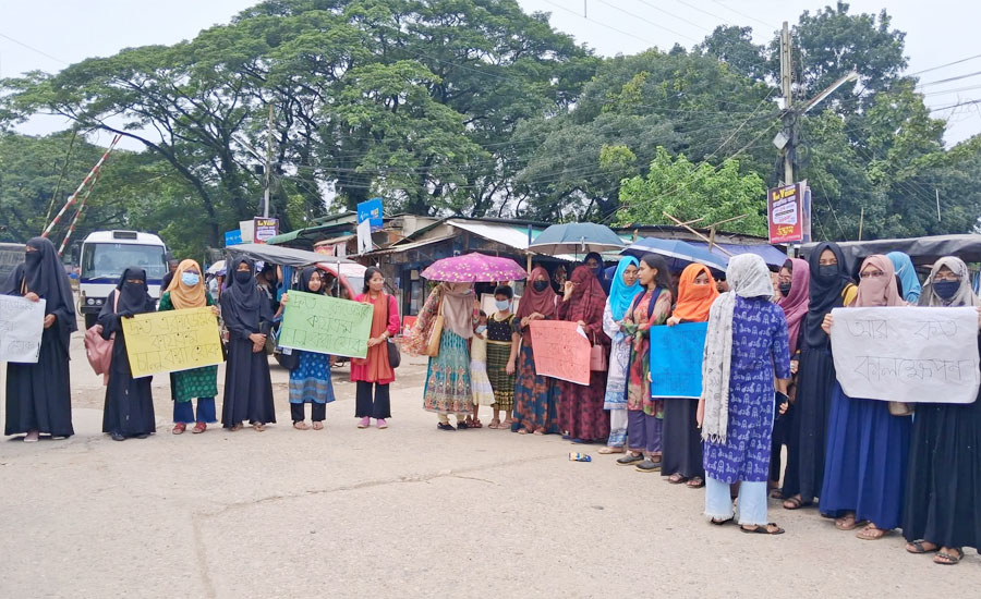 বহিরাগতদের হামলার বিচার ও দ্রুত একাডেমিক কার্যক্রম চালুর দাবিতে মানববন্ধনে বাকৃবি শিক্ষার্থীরা