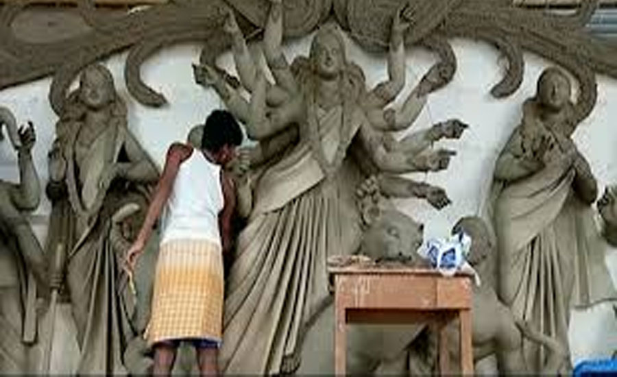 গোপালগঞ্জে দুর্গাপূজা উপলক্ষে প্রতিমা শিল্পী ও আয়োজকরা ব্যস্ত