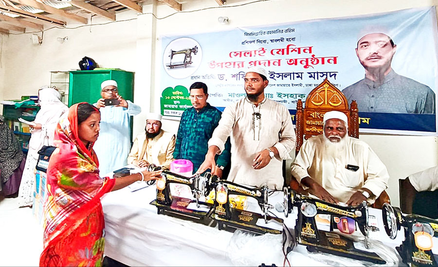 বাউফলে দুস্থ নারীদের মাঝে সেলাই মেশিন বিতরণ