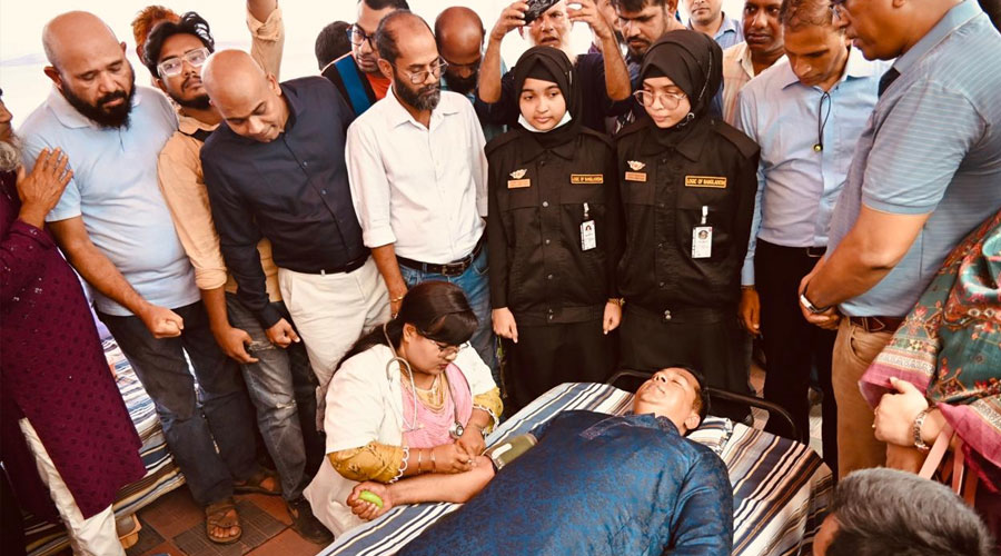 ‘রক্তদান মানবতার সর্বোচ্চ রূপ’ রক্ত দিয়ে বার্তা দিলেন নারায়ণগঞ্জের ডিসি