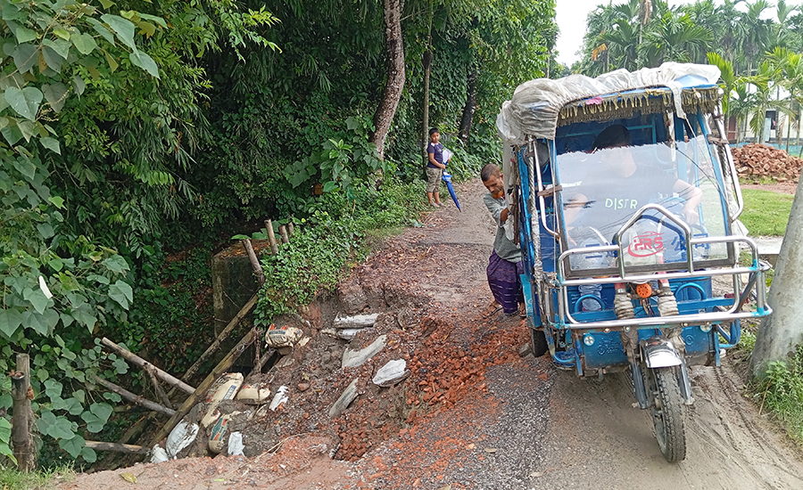 ভূরুঙ্গামারীতে সড়কে ভাঙন, যোগাযোগ বিচ্ছিন্নের আশঙ্কা