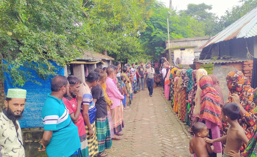 কয়রায় প্রবাসী পরিবারের ওপর হামলা, সোহেল–সাইফুল্লাহর শাস্তির দাবিতে মানববন্ধন
