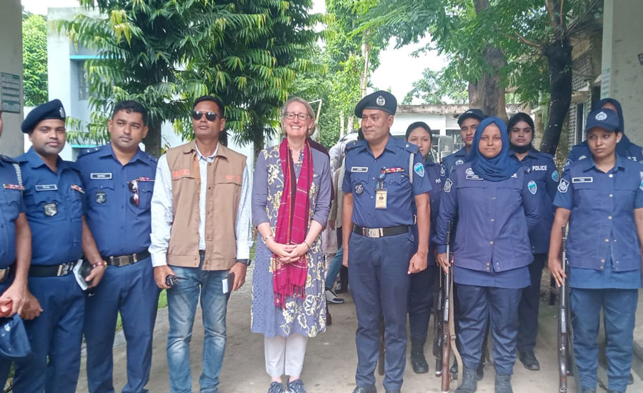 ঢাকাস্থ ব্রিটিশ হাইকমিশনার এর পানছড়ি উপজেলা স্বাস্থ্য কমপ্লেক্সে পরিদর্শন