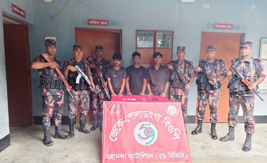 চাঁপাইনবাবগঞ্জে অবৈধ অনুপ্রবেশের দায়ে বাংলাদেশী চোরাকারবারী আটক