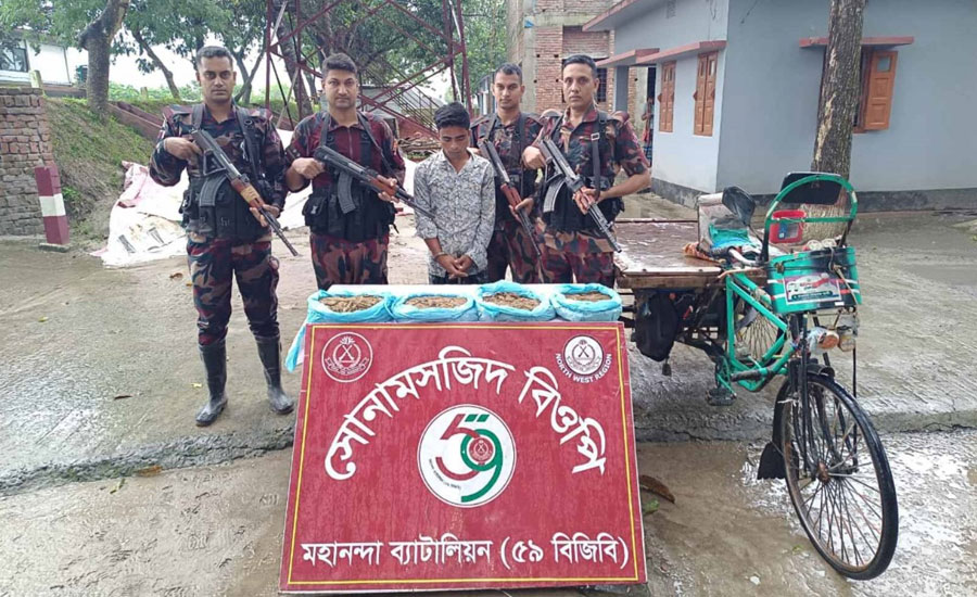 চাঁপাইনবাবগঞ্জ সীমান্তে সাড়ে ৩ কেজি ভারতীয় গাঁজা উদ্ধার, ভ্যান চালক আটক