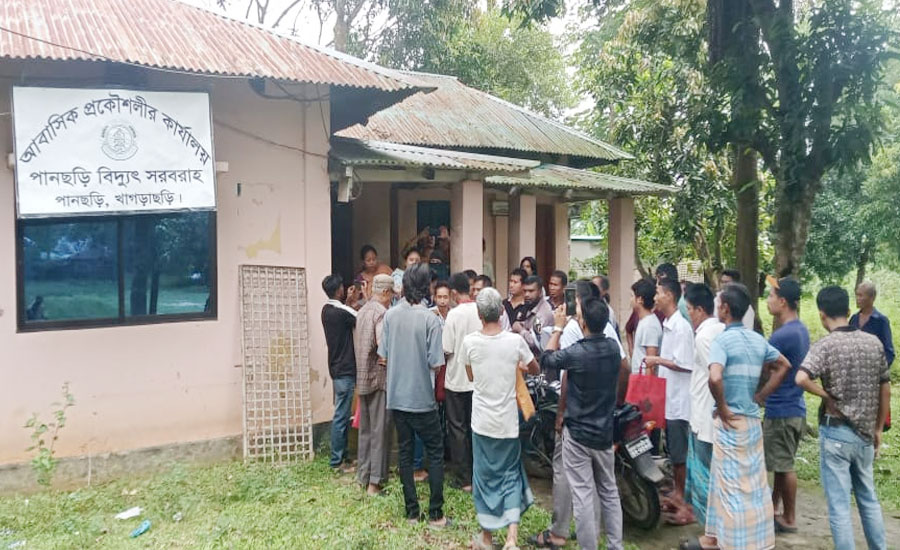 পানছড়িতে প্রকৌশলীকে গণধোলাই, সেনাবাহিনীর হাতে সোপর্দ