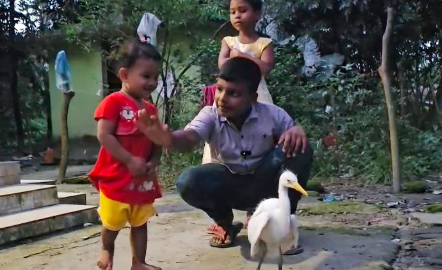 শিক্ষকের বাড়ি নয় যেন পাখ-পাখরি মেলা