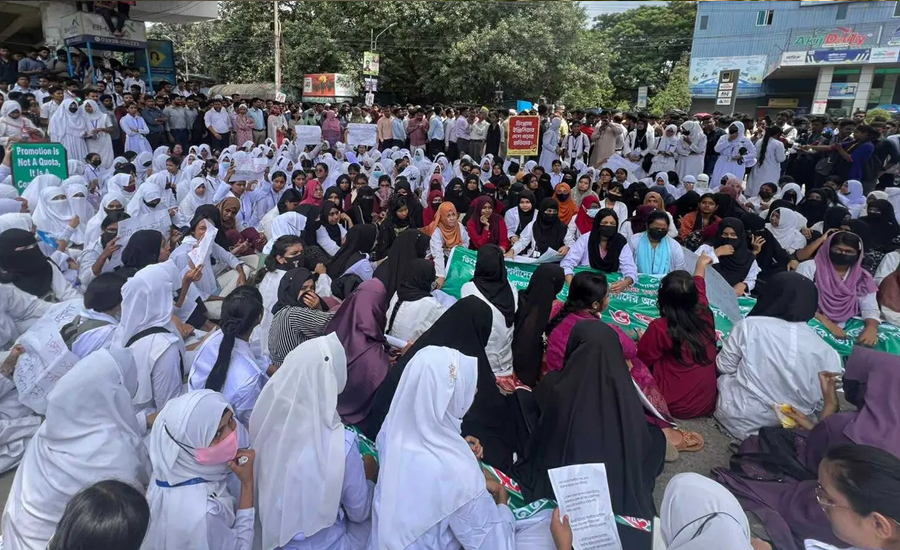 রাজধানীর সাতরাস্তার মোড়ে অবরোধ