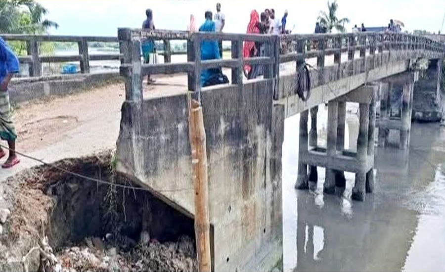 পাইকগাছার বাঁকা-দরগাপুর সংযোগ সেতু  যেকোনো মুহূর্তে নদীগর্ভে বিলীন হওয়ার আশঙ্কা