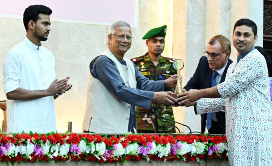 ‘ইয়ুথ ভলান্টিয়ার অ্যাওয়ার্ড’ পেলেন কক্সবাজারের কৃতি সন্তান অধ্যাপক নুরুল আবছার সিকদার