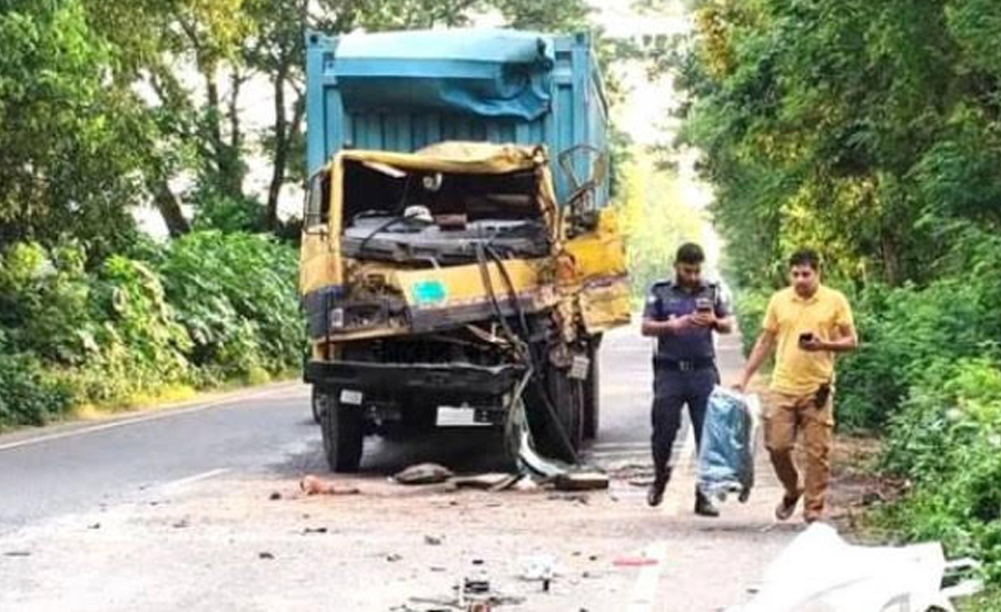 কাশিয়ানীতে ট্রাকের পিছনে কাভার্ড ভ্যানের ধাক্কা, প্রাণ গেল হেলপারের