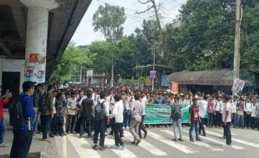 সাতরাস্তা মোড়ে সড়ক অবরোধ প্রত্যাহার কারিগরি শিক্ষার্থীদের, তবে অবস্থান চলবে