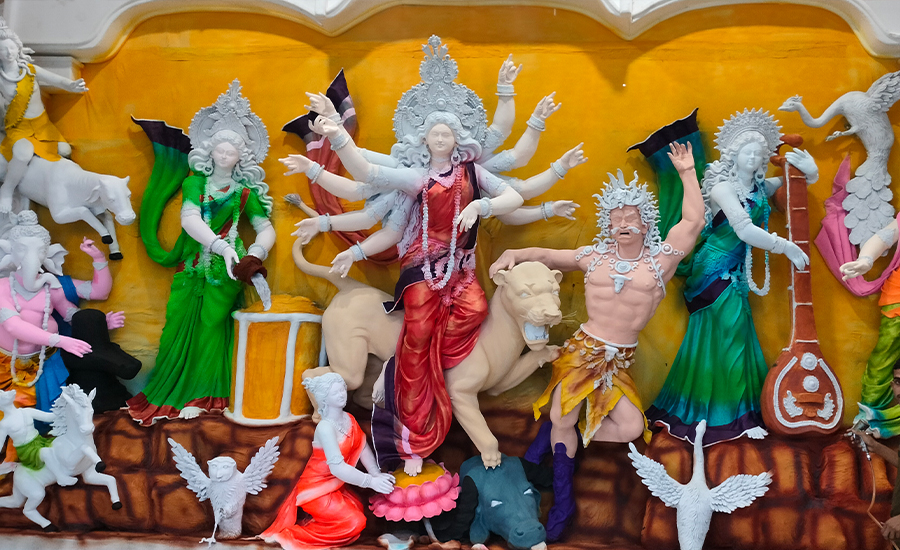 শৈল্পিক ছোঁয়ায় তিলতিল করে গড়ে তোলা হচ্ছে দেবীদুর্গার প্রতিমা