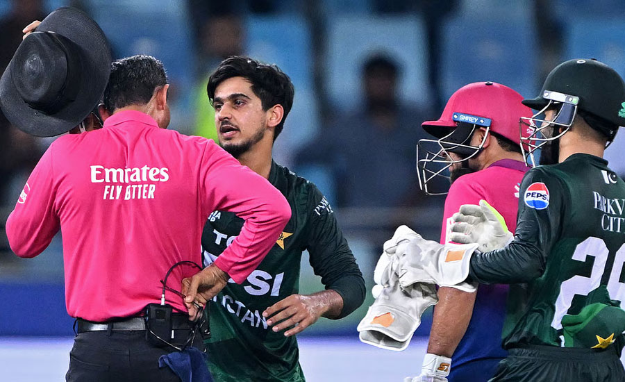 পাকিস্তানি খেলোয়াড়ের থ্রো লাগল আম্পায়ারের মাথায়, এরপর যা হলো