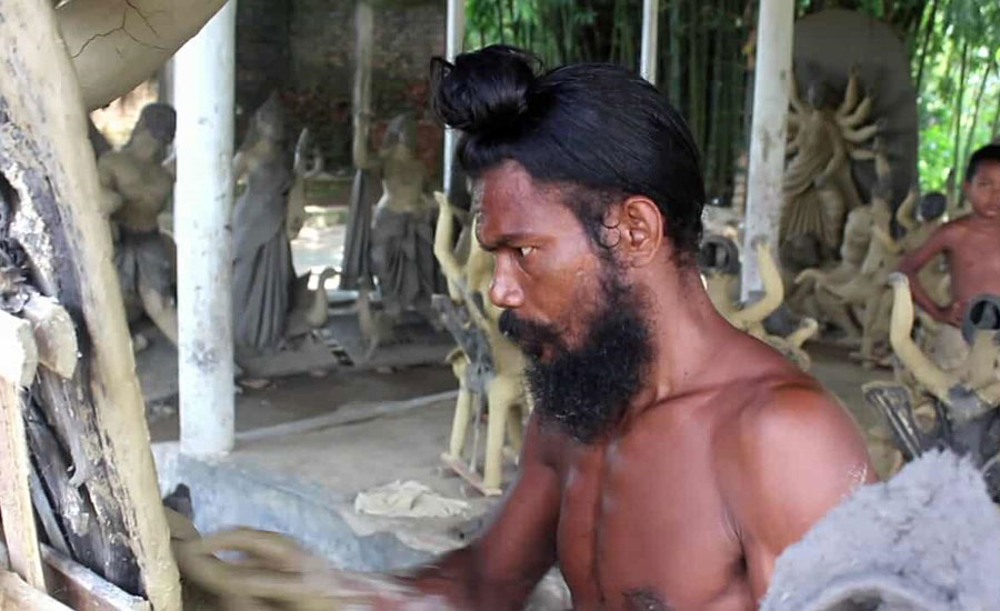 ঠাকুরগাঁওয়ে দুর্গার প্রতিমা তৈরিতে ব্যস্ত মৃৎশিল্পীরা