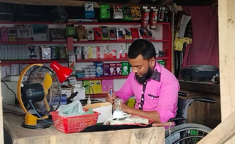 ভিক্ষাবৃত্তি করা প্রতিবন্ধীদের কাছে এক উজ্জল দৃষ্টান্ত প্রতিবন্ধী আক্কাস