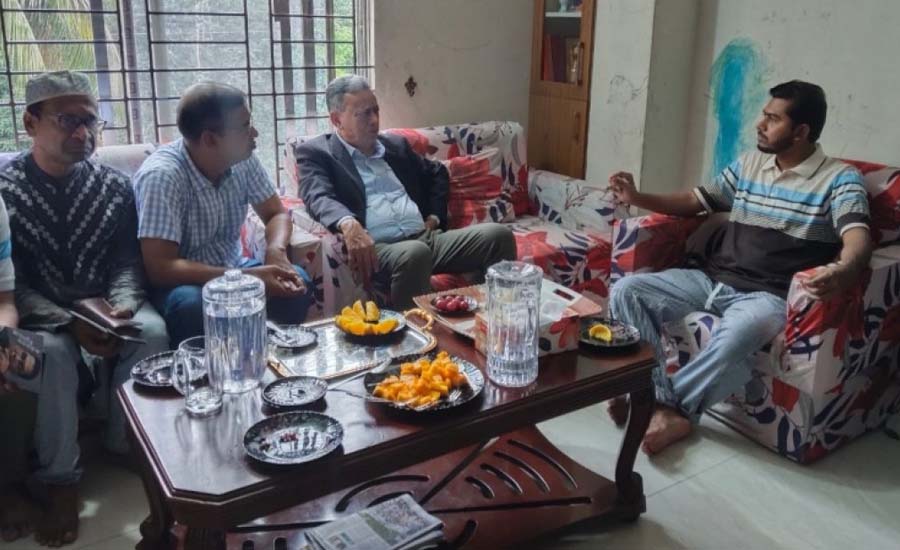 নুরকে দেখতে বাসায় গেলেন আমির খসরু