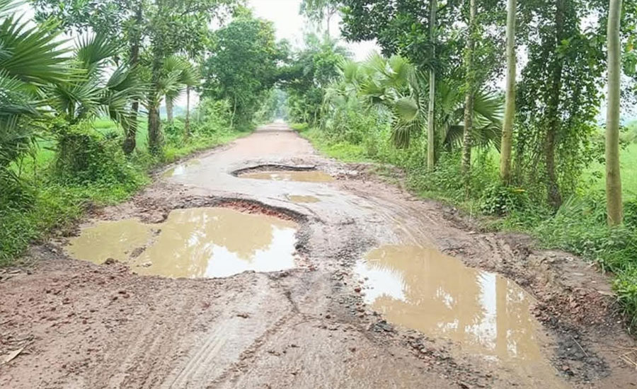 শিবগঞ্জে সড়ক যেন মরণফাঁদ, ভোগান্তিতে যাত্রী ও পরিবহন
