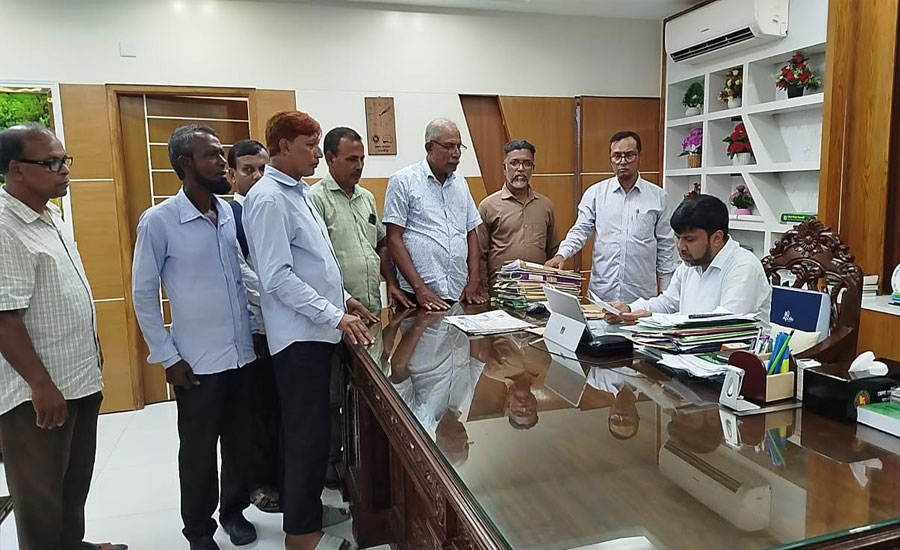 সাতক্ষীরায় পাখিমারা টিআরএমের বকেয়া ৪৮ কোটি টাকা ক্ষতিপূরণ দাবিতে স্মারকলিপি