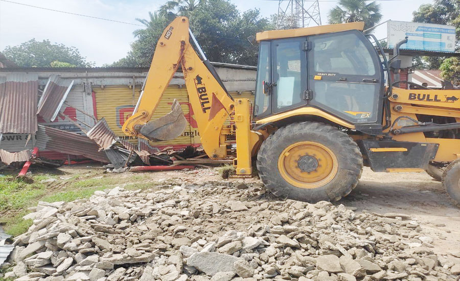 ভালুকায় মহাসড়কের পাশ থেকে ভাসমান দোকান উচ্ছেদ