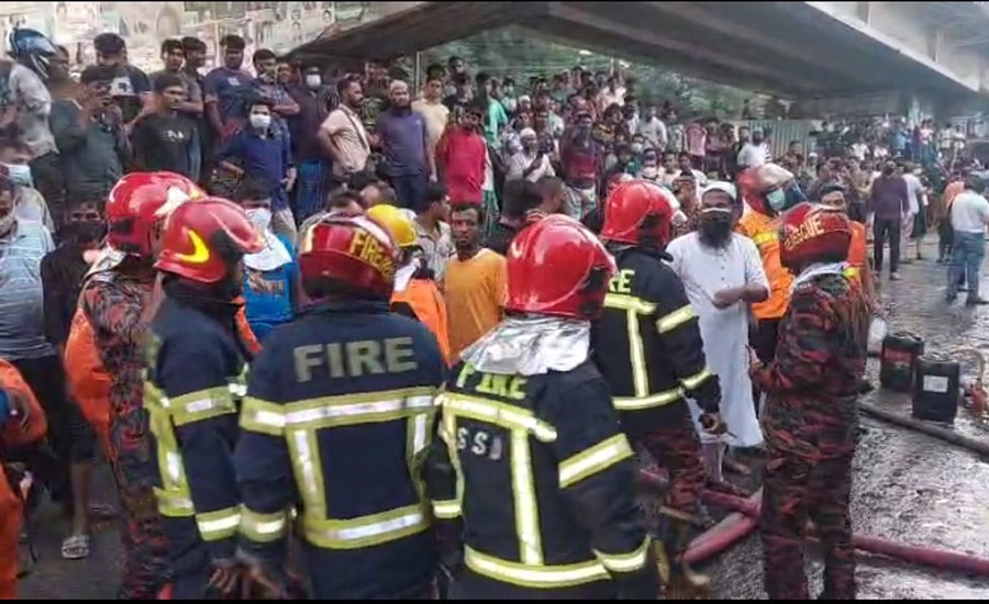 টঙ্গী কেমিক্যাল গোডাউনে আগুন নিয়ন্ত্রণে কাজ করছে ফায়ার সার্ভিসের কর্মীরা