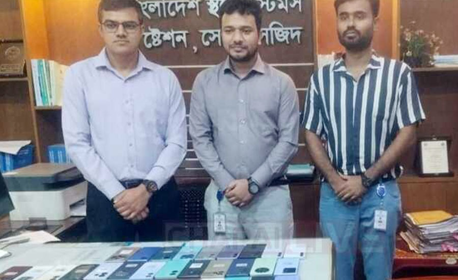 চাঁপাইনবাবগঞ্জে ভারতীয় ট্রাকে ৪২ টি মোবাইল ফোন উদ্ধার 